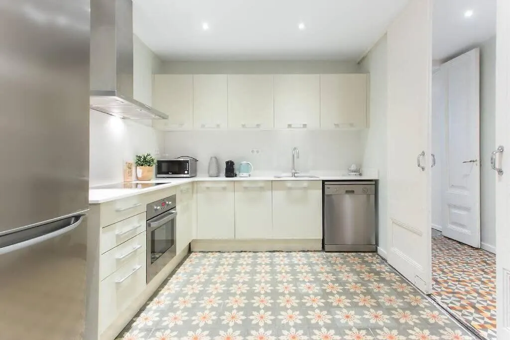 4Bedroom Apart With Balcony In Las Ramblas 3-2 Barcelona