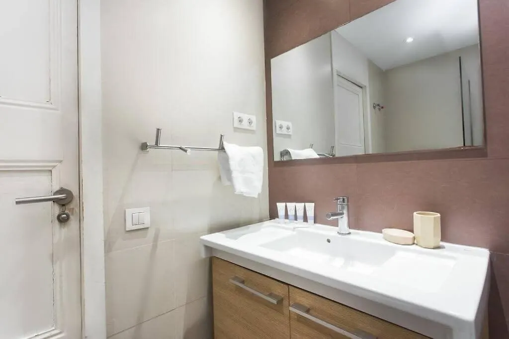 4Bedroom Apart With Balcony In Las Ramblas 3-2 Barcelona Apartment